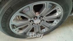 Used Wheel fits 2015 Gmc Yukon 22x9 7 spoke silver with chrome inserts opt RXN