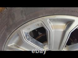 Used Wheel fits 2018 Gmc Yukon 22x9 7 spoke silver with chrome inserts opt RXN